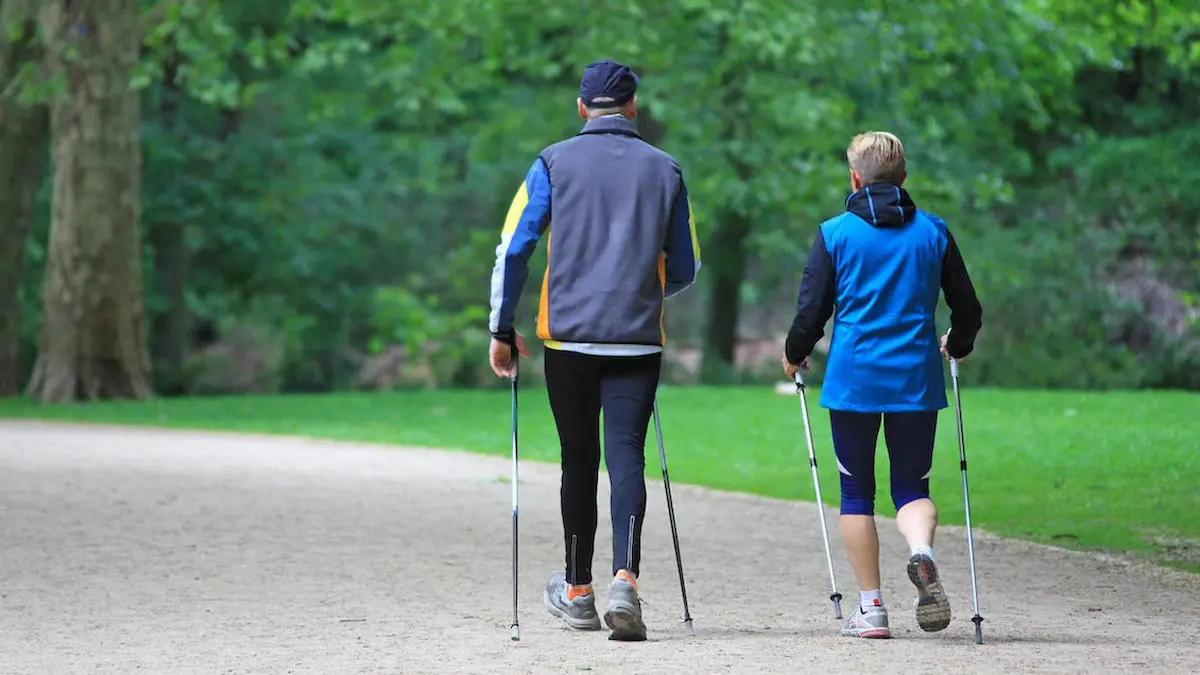 Beneficios de caminar 10,000 pasos al día más allá de perder peso